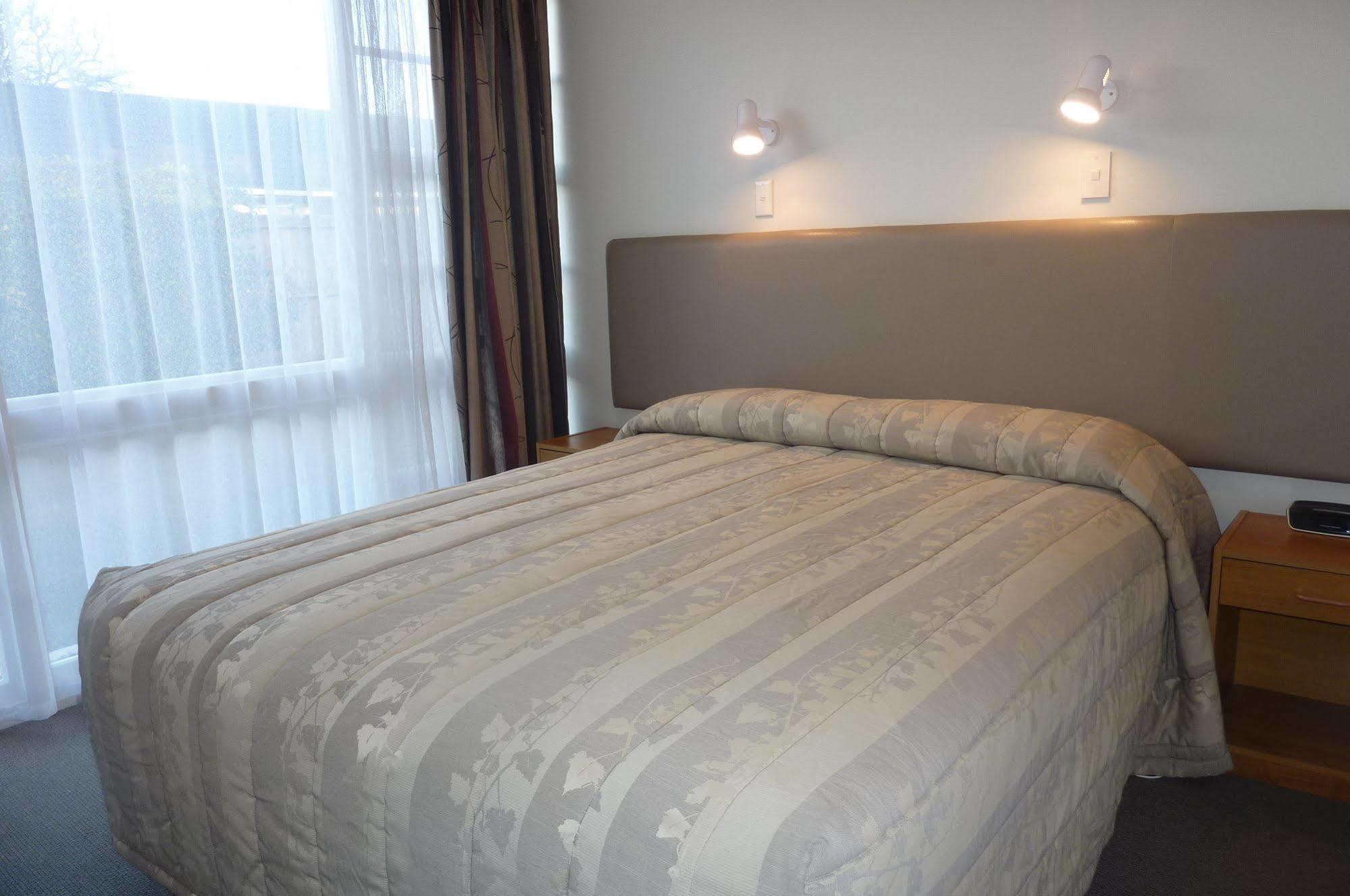 Colonial Inn Motel Крайстчерч Екстер'єр фото